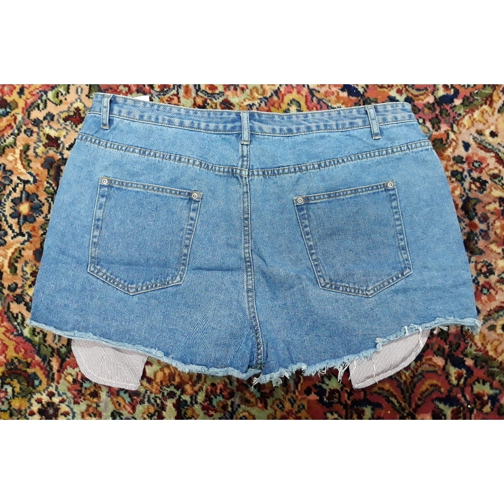 Daisy Ripped Exposed Pocket Shorts - Picture 3 of 6